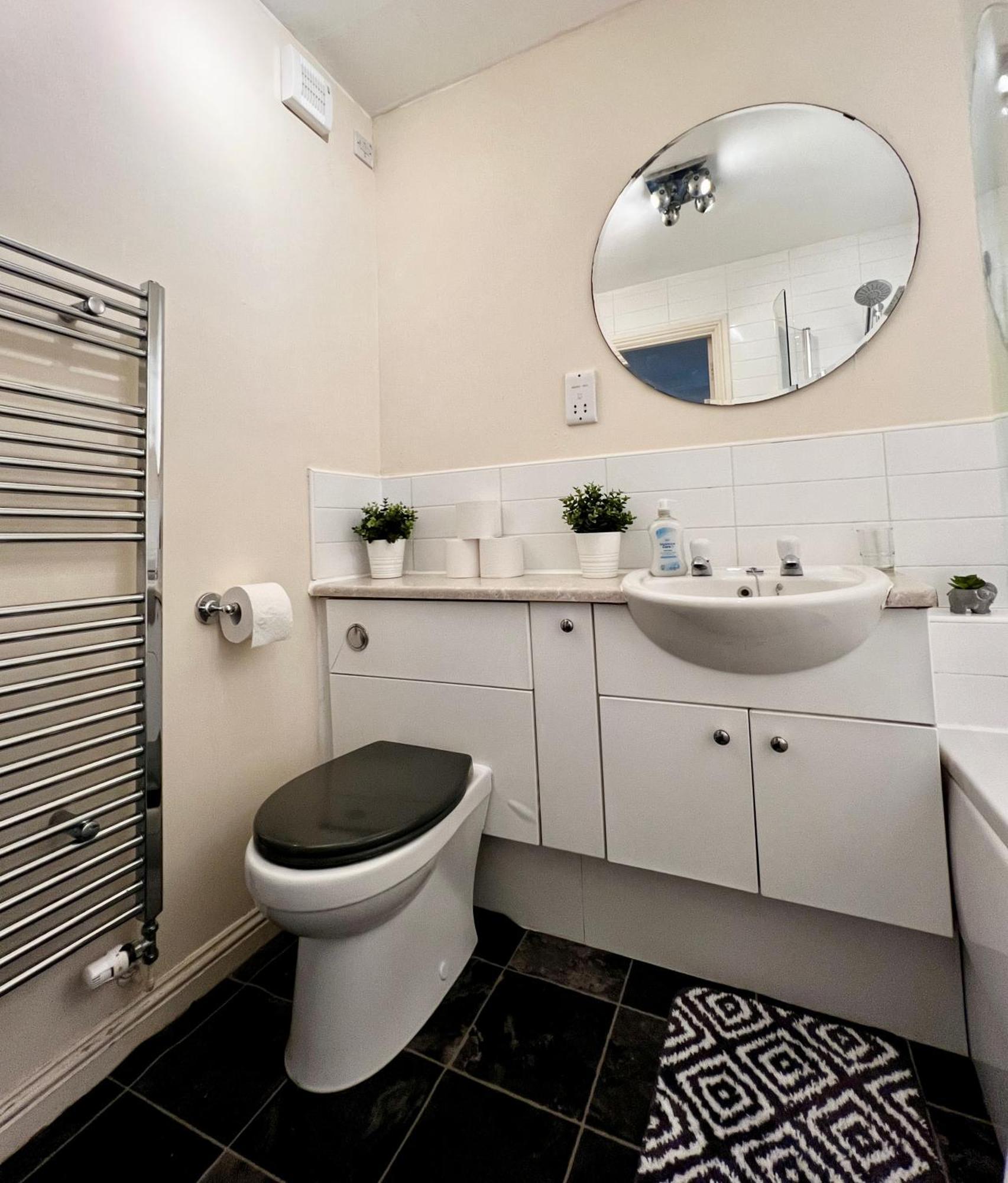 Stylish Modern Flat With Juliet Balcony & Parking Apartment Glasgow Exterior photo